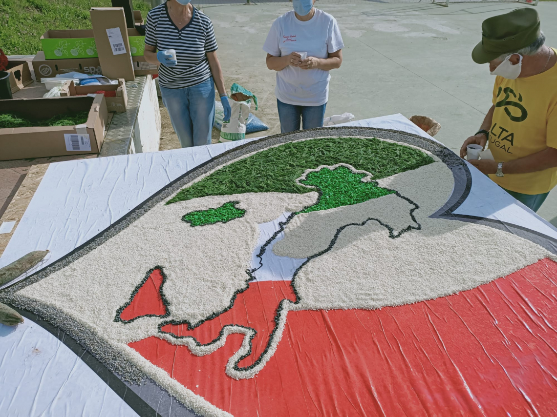 A Castelraimondo il rito dell’Infiorata, tra petali e sapori