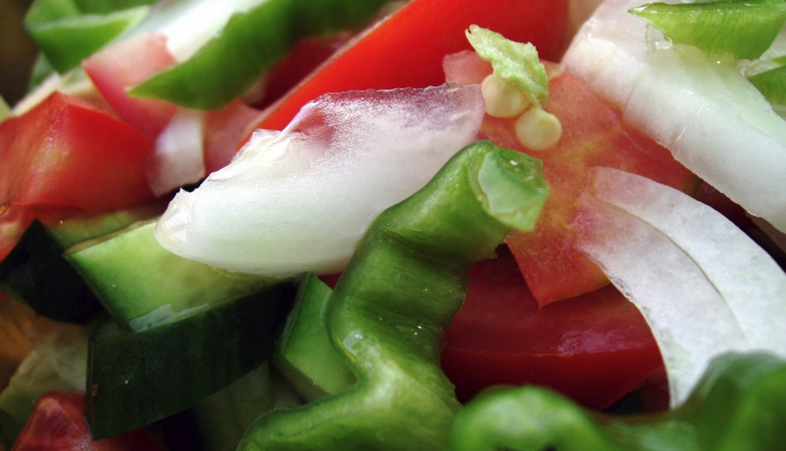 L'insalata di frutta e verdura va condita con olio extra vergine d'oliva