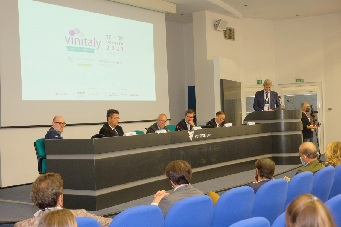 Osservatorio Uiv-Vinitaly: fascia alta per il 25% dei volumi di vino italiani