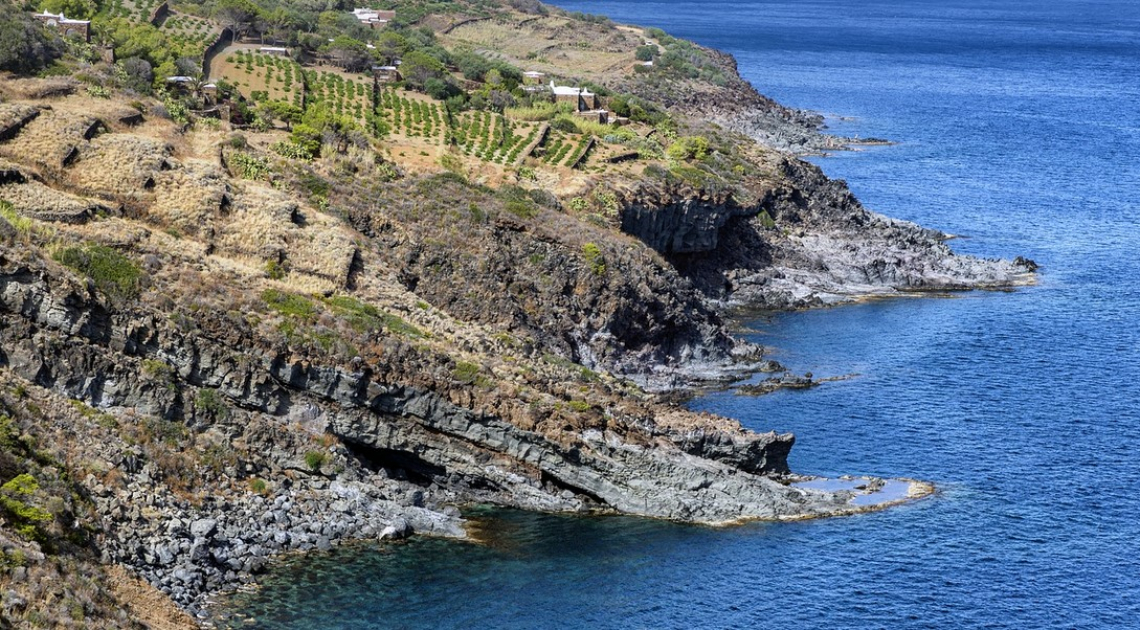 Dal mare un confine naturale alle produzioni bio delle isole