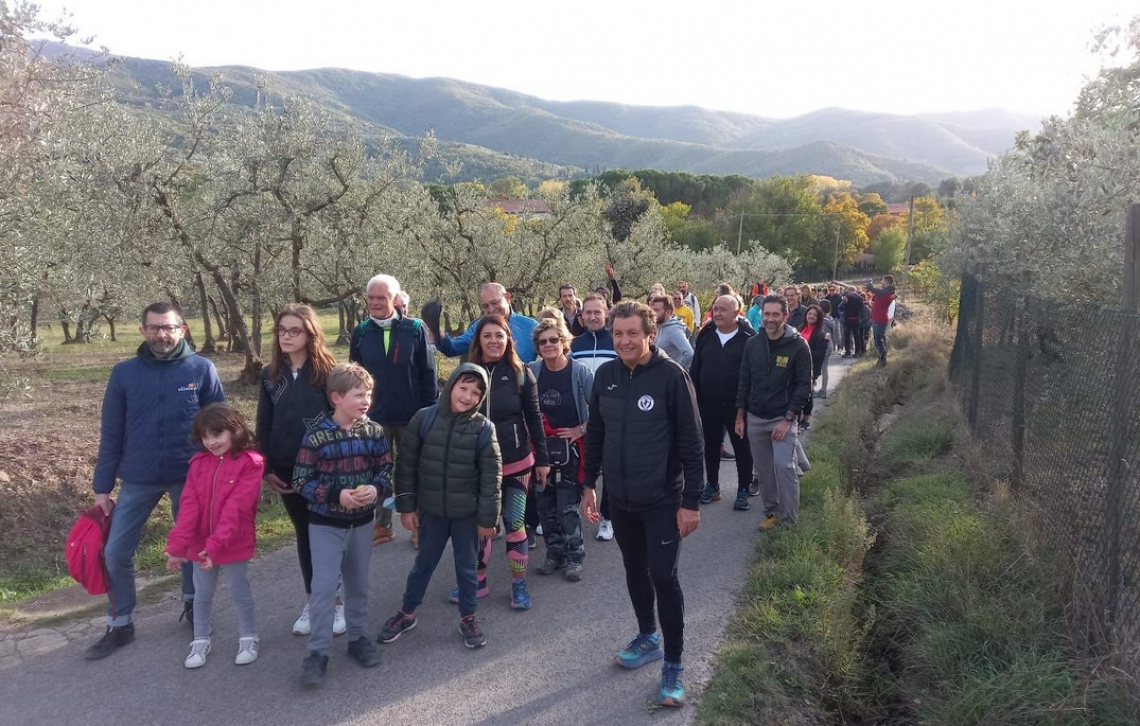 Oltre 10 mila persone a camminare tra gli olivi