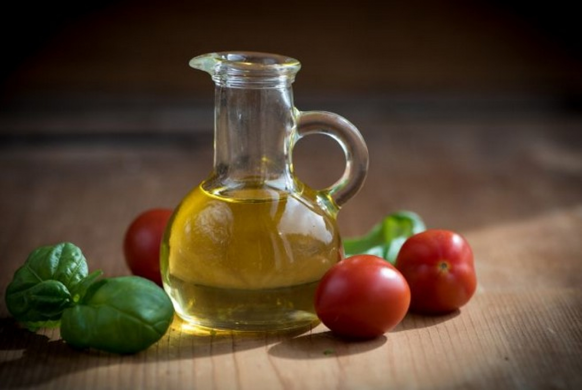 L'olio extra vergine di oliva protegge l'insalata in busta dai batteri patogeni