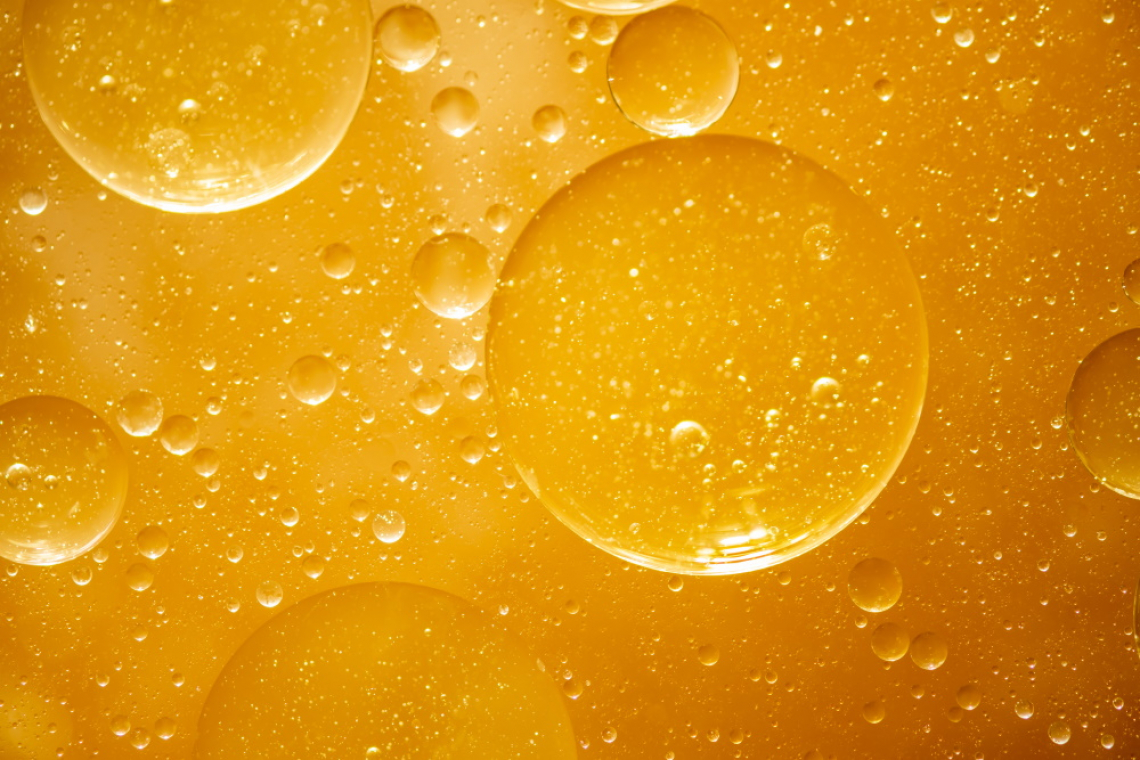 Filtrare l'olio extra vergine di oliva per ridurre il tasso di umidità