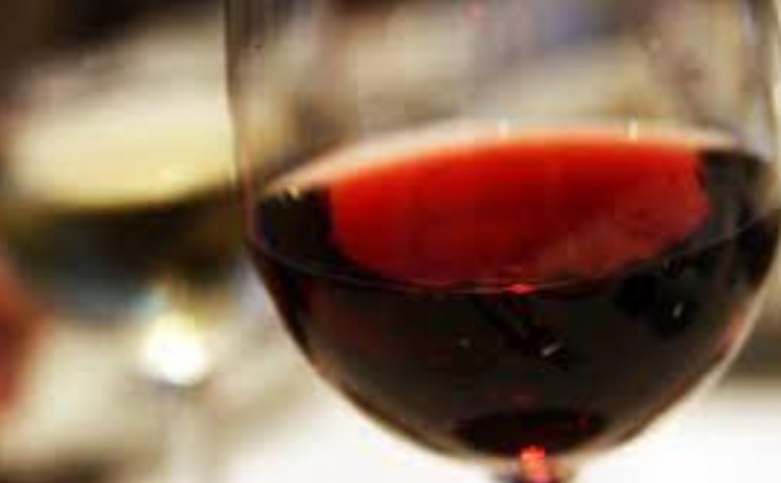 E' promettente l'uso dell'enzima pectolitico contro i depositi indesiderati nei vini rossi e bianchi