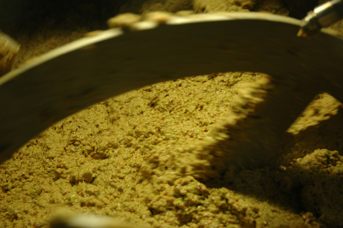 Aggiungere acqua in gramolazione per migliorare la qualità dell'olio extra vergine di oliva