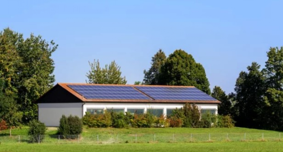 Tetti dei capannoni agricoli pieni di pannelli fotovoltaici