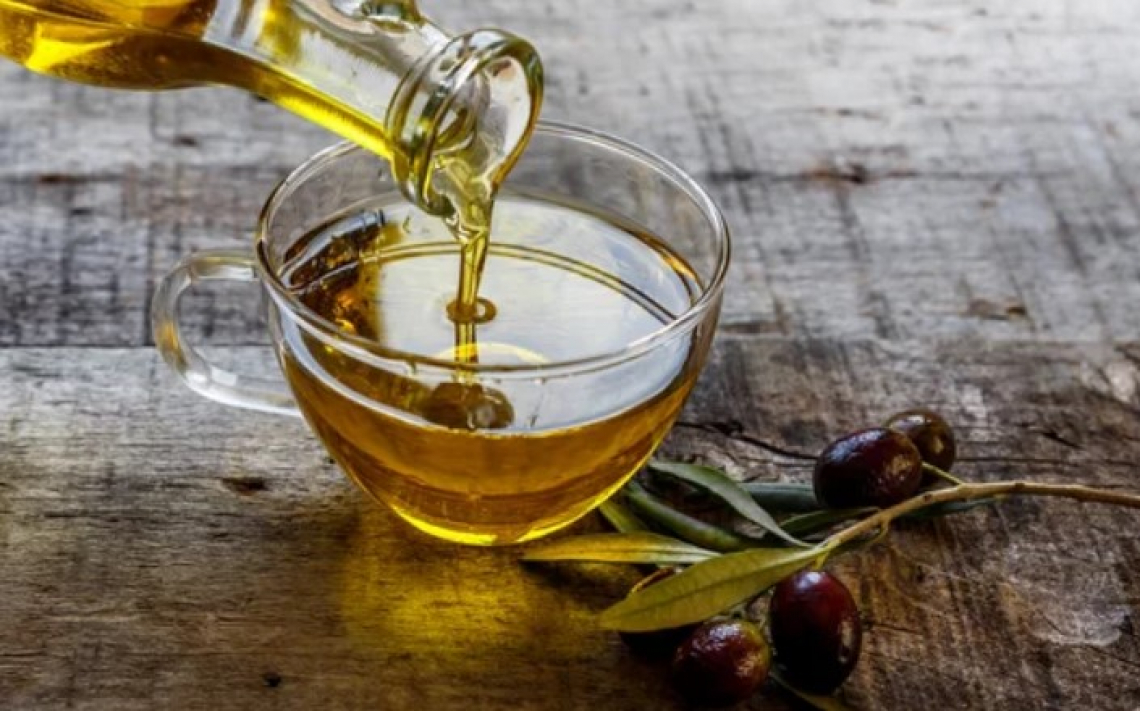 Un metodo colorimetrico economico per scoprire l'adulterazione dell'olio di oliva con olio di soia o mais