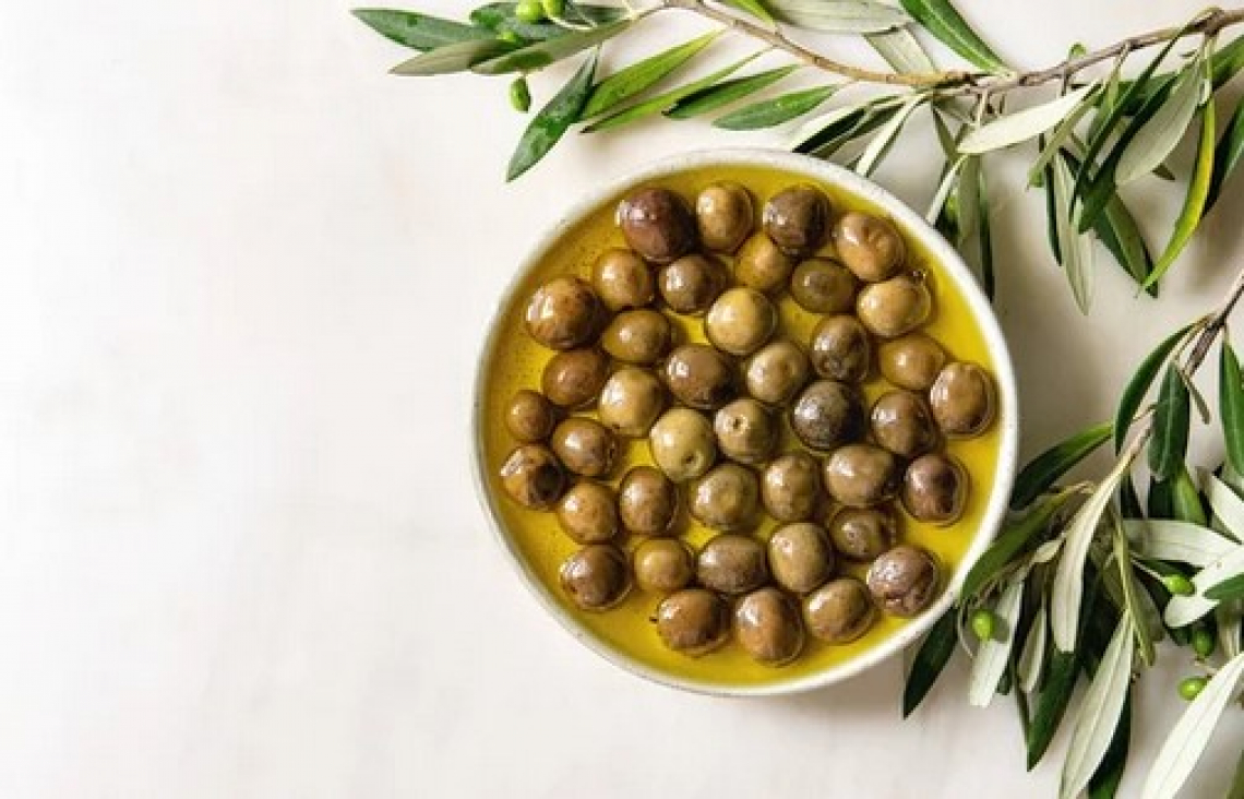 Gli oli d'oliva aromatizzati naturalmente si conservano più a lungo dell'extra vergine
