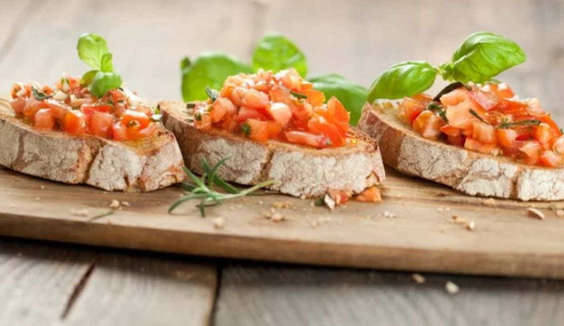 Pane, olio e pomodoro: la forza della semplicità contro i rincari