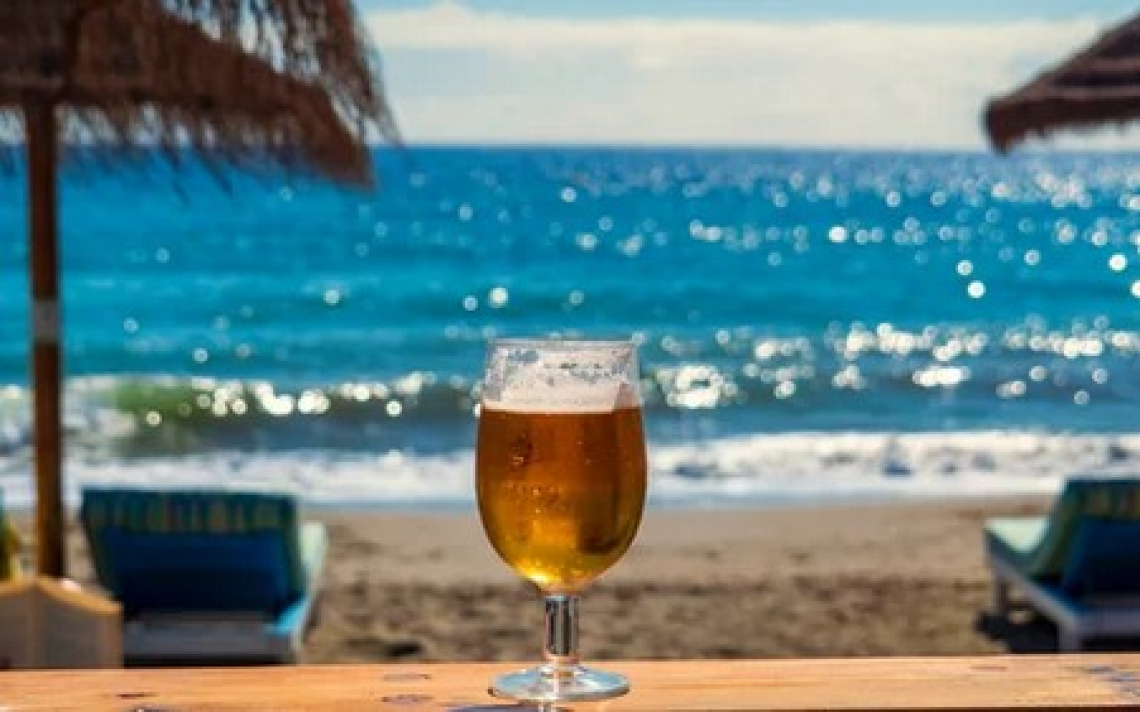 Gli italiani per l'estate scelgono l'abbinamento cibo gourmet e birra
