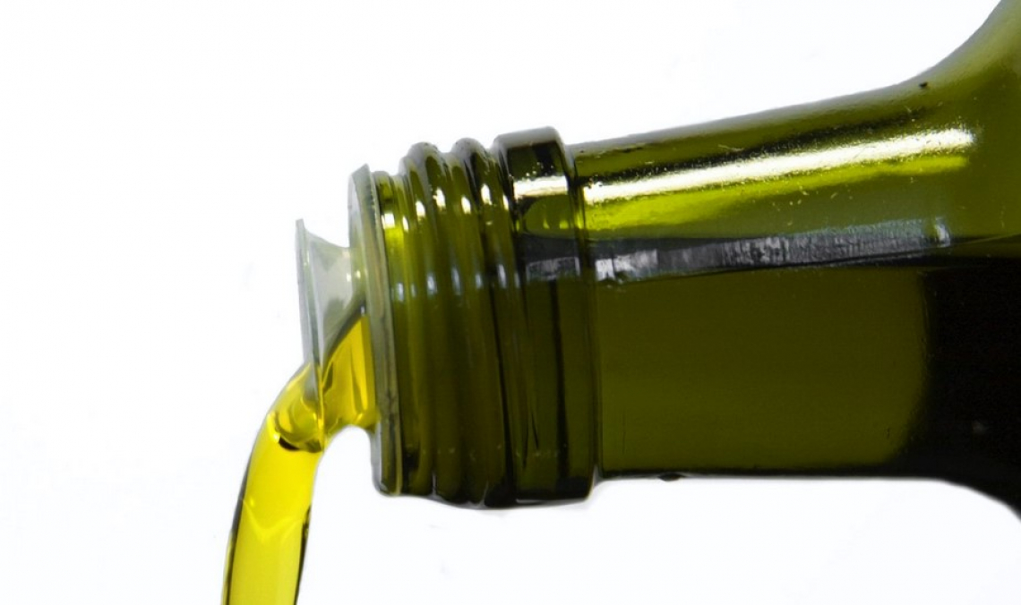 Mantenere il colore verde dell’olio extra vergine di oliva premium