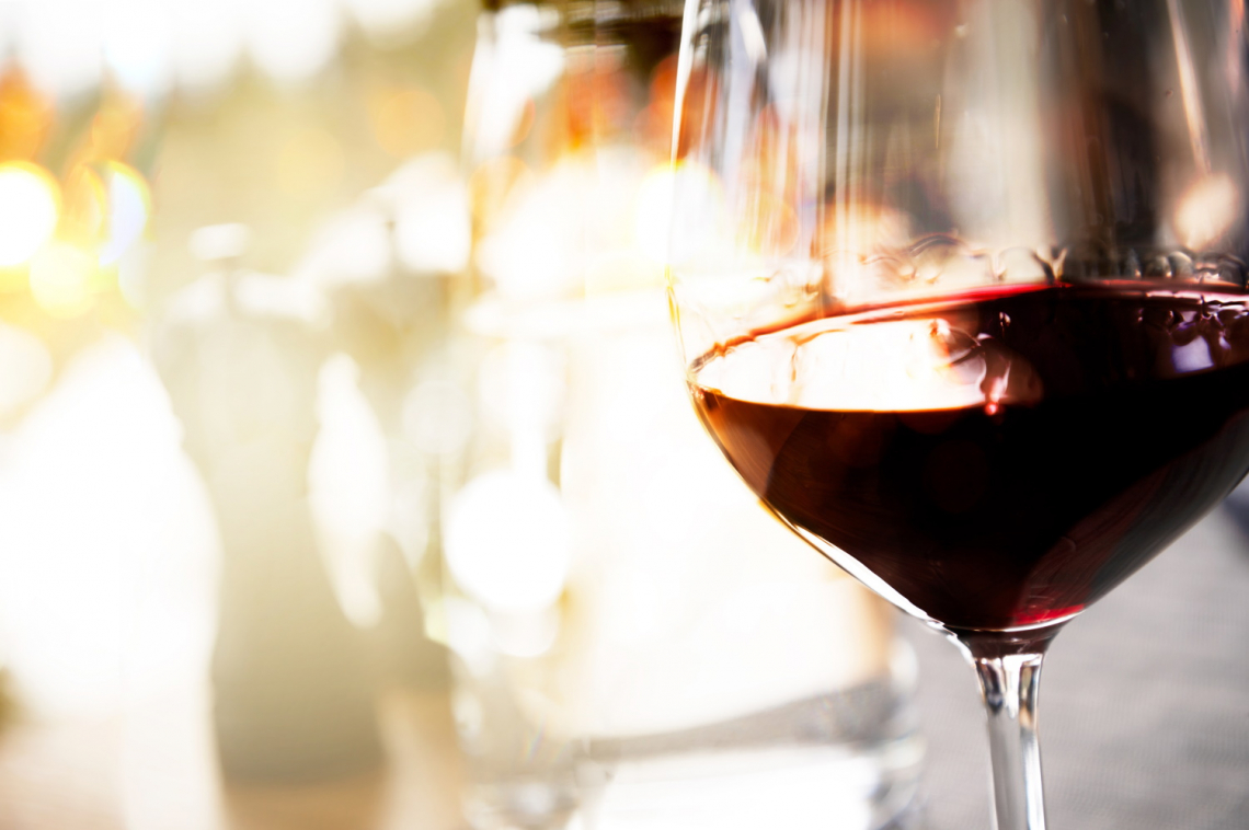 Aumentano consumatori italiani di vino ma si beve meno