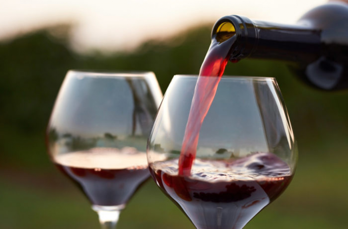 Il vino si beve fuori casa: cambiano le abitudini degli italiani