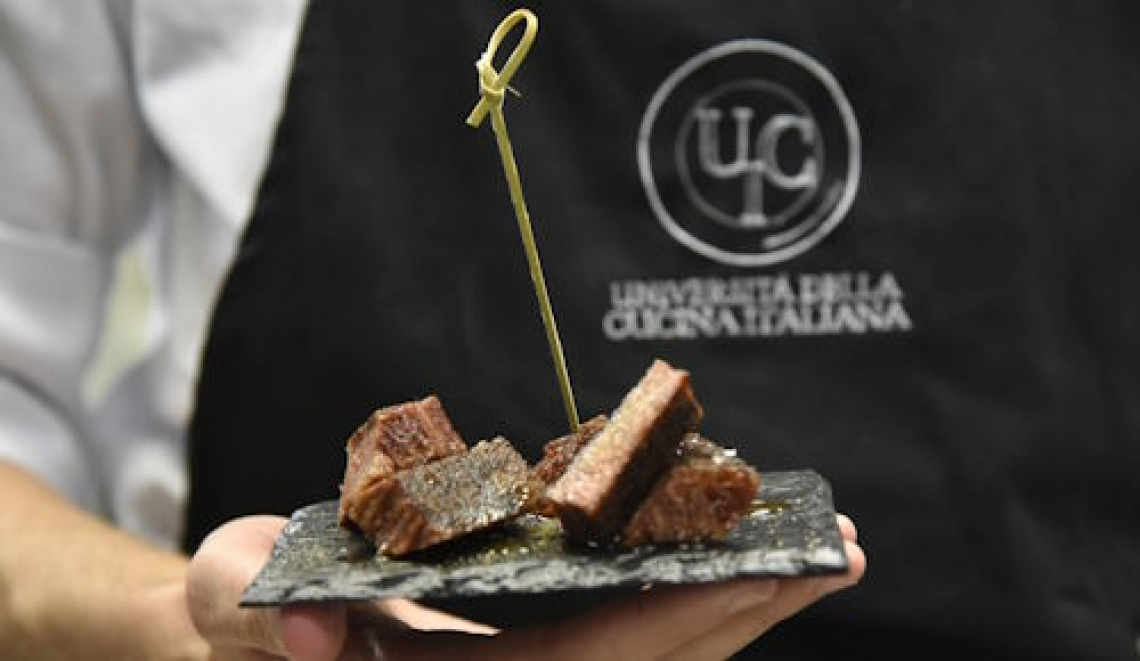 La carne coltivata piace all'Università Italiana della Cucina