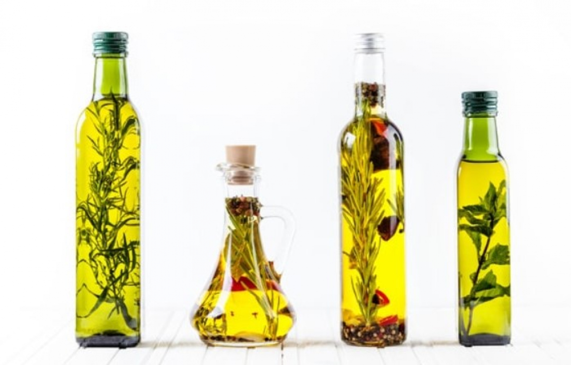 Aromatizzazione dell’olio di oliva per infusione o gramolazione: le differenze sulla qualità