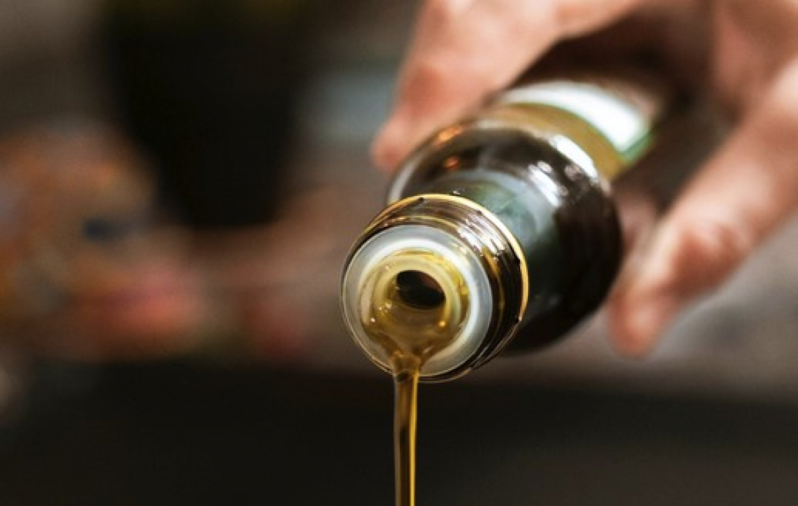 L’invasione di olio deodorato: prezzo dell’olio extravergine di oliva in caduta libera in Spagna