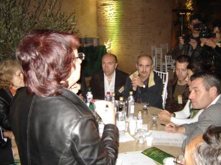 Franca Camurati chiarisce le procedure d'assaggio alla giuria dei ristoratori