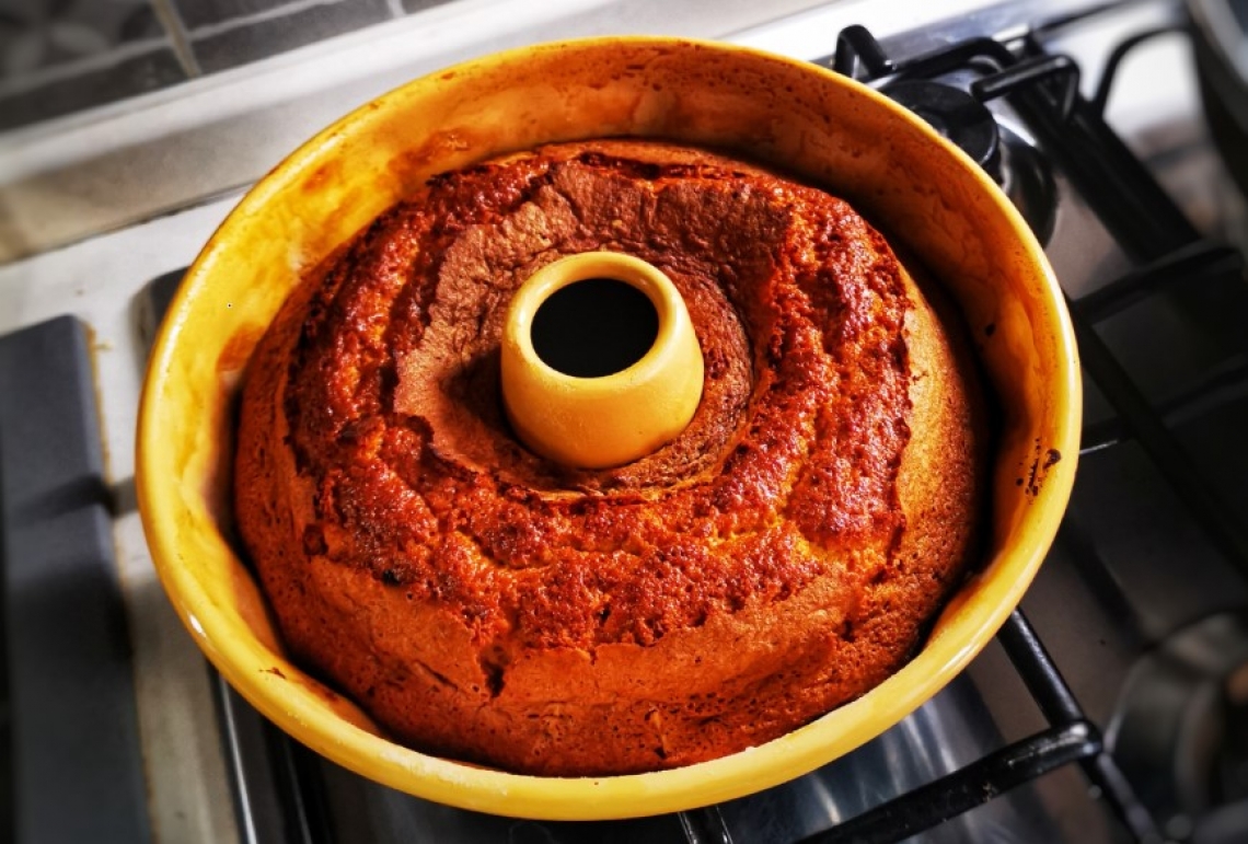 Un ciambellone con olio extra vergine di oliva, miele e limone per rendere più dolce la quarantena