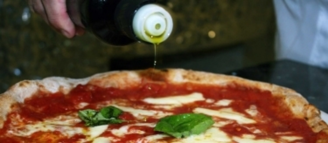 La pizza va cotta e condita solo con olio extra vergine di oliva