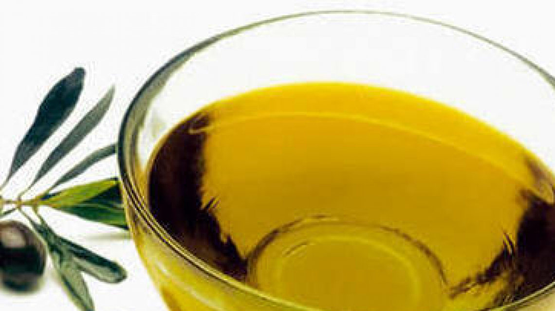 Il neonato Consorzio per l'olio Dop Terre Aurunche nelle mani di una donna