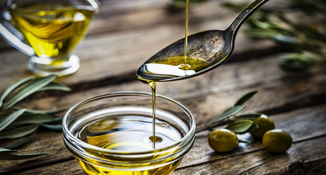 L'olio extra vergine d'oliva che pizzica in gola fa bene contro