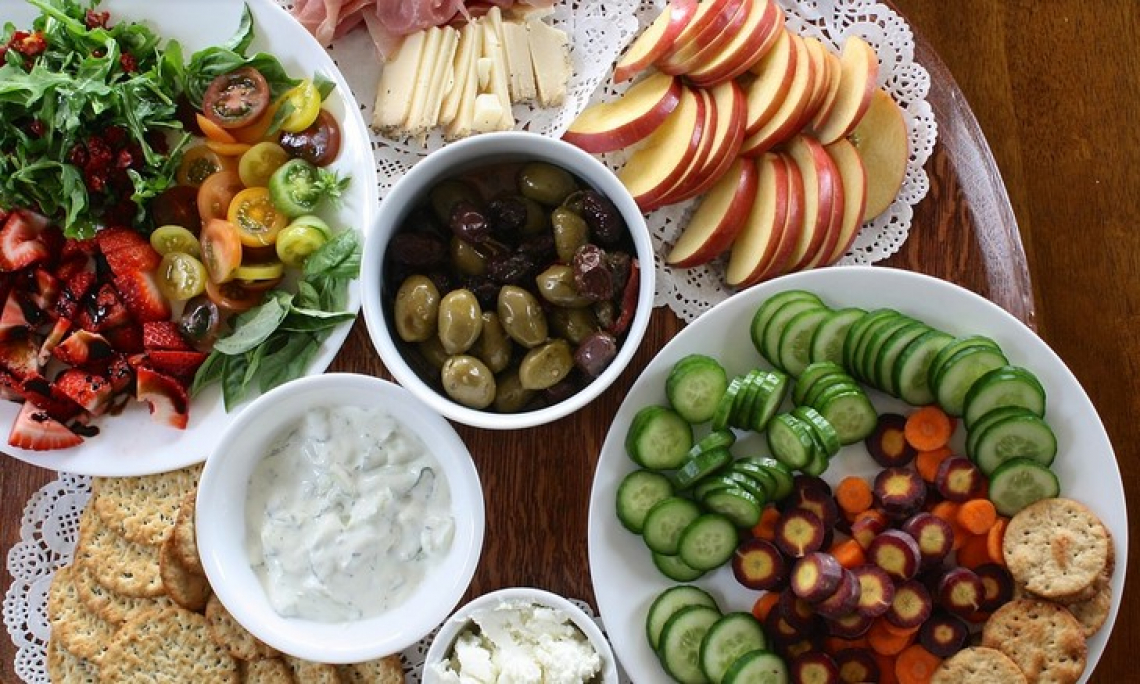 Un'alimentazione ricca di frutta, verdura, legumi, tè e caffè contro la demenza