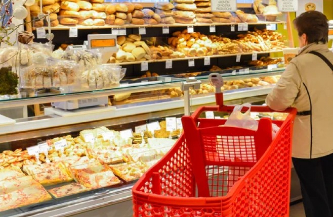 Rincari alimentari ma gli italiani non rinunciano a latte, pane e olio extra vergine di oliva