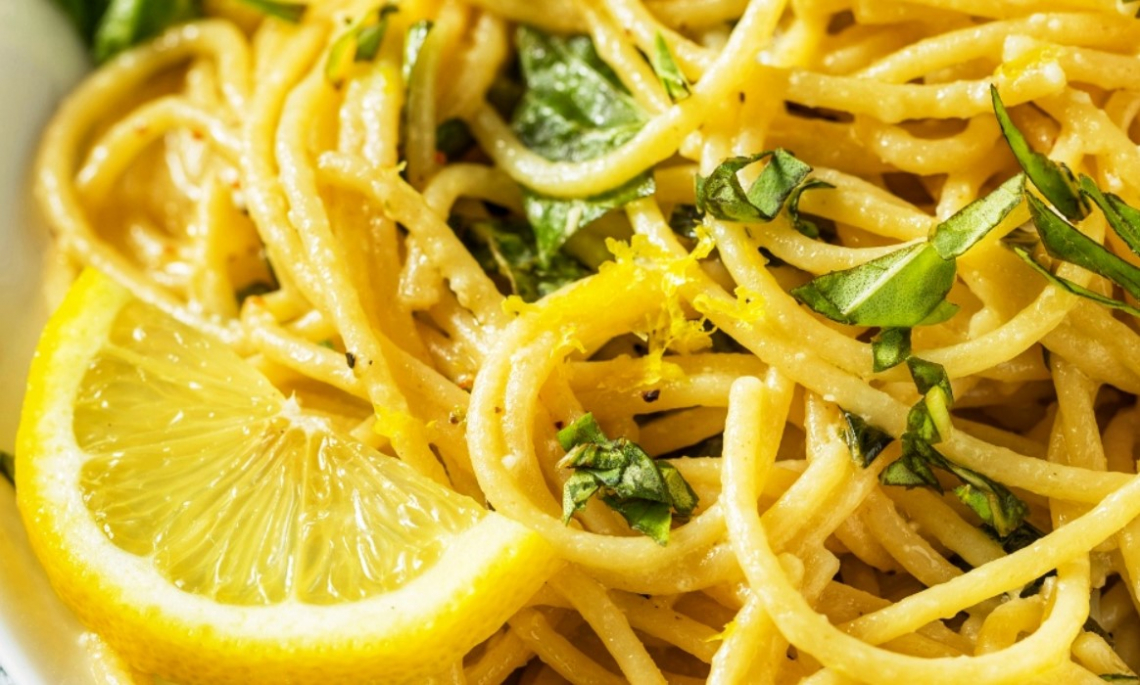 Usare l'olio extra vergine di oliva per freschi piatti estivi
