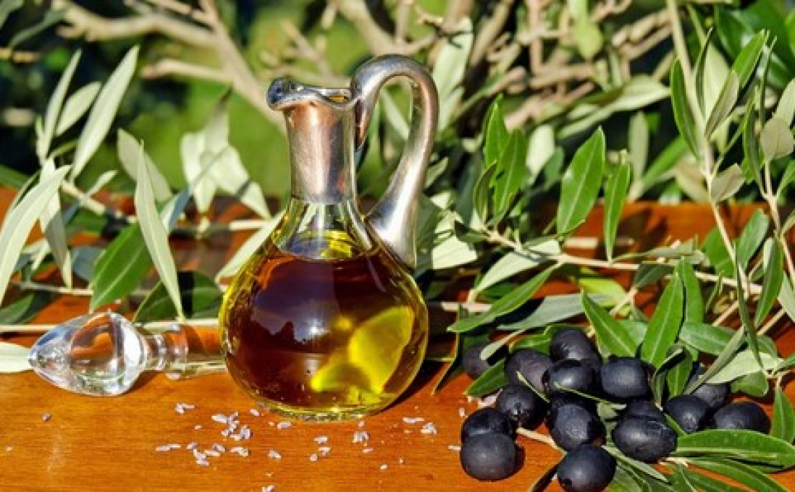 L'olio extra vergine di oliva al posto del burro per preparare i dolci