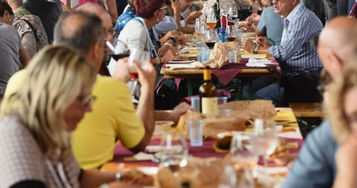 Bere e mangiare insieme rende felici: momento fondamentale del vivere italiano