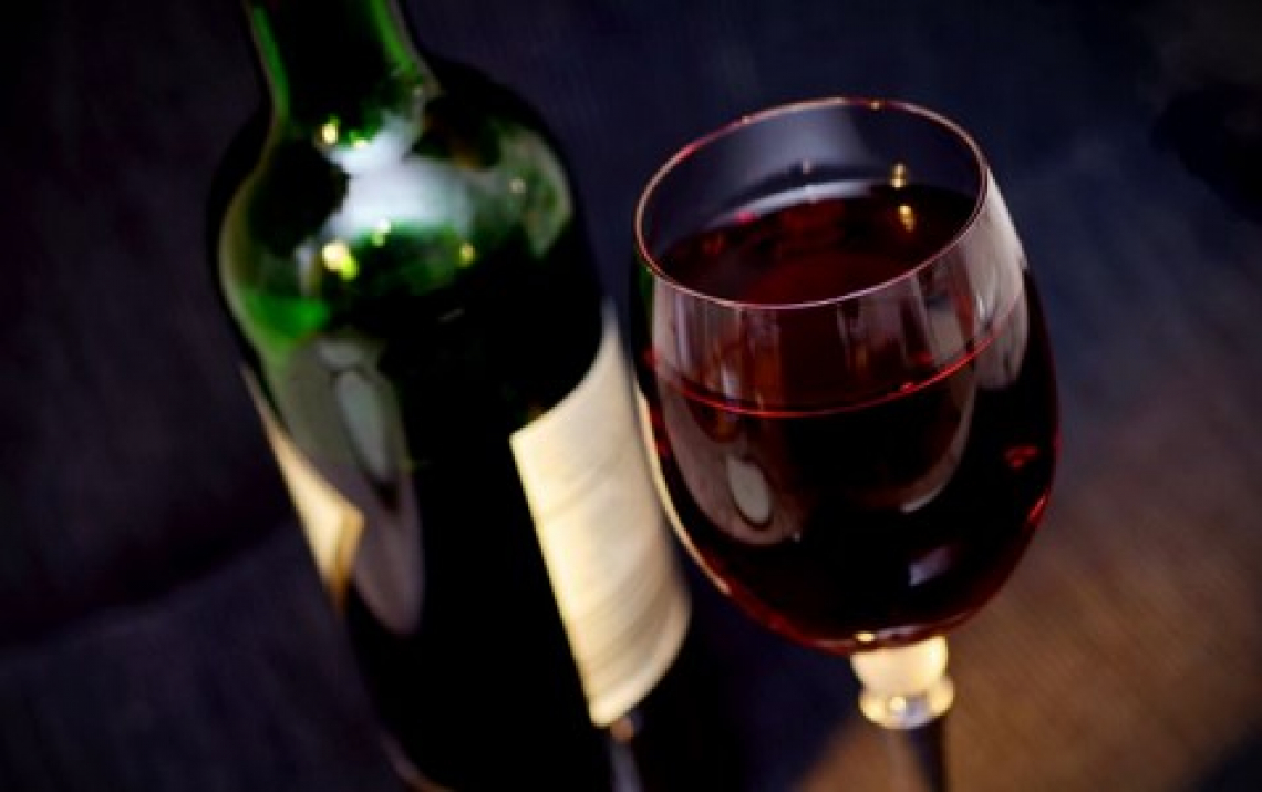 Una bottiglia di vino rosso per ogni neonato