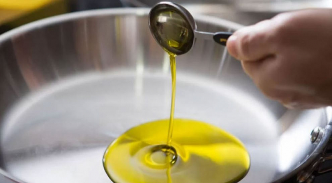 L’olio extra vergine d’oliva meglio di tutti gli altri grassi alimentari