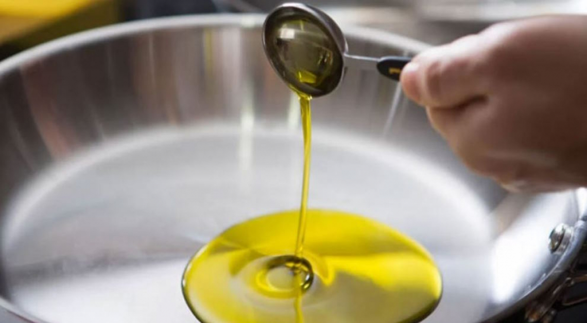 L’olio extra vergine d’oliva meglio di tutti gli altri grassi alimentari