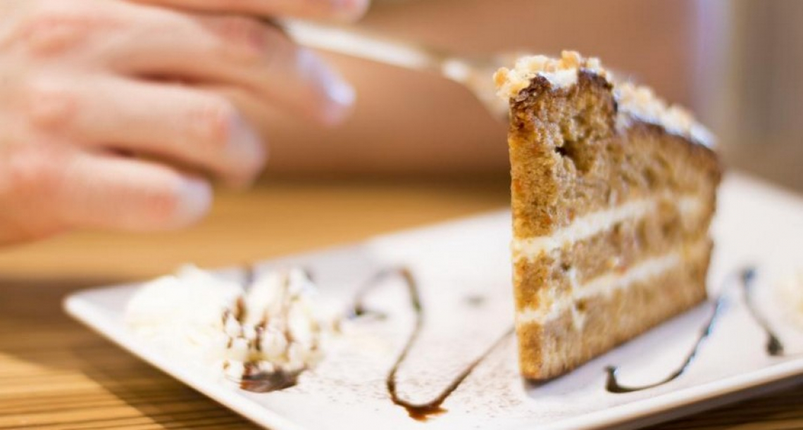 Aggiungere polvere di caffè o tè per rendere i dolci più nutrienti e salubri