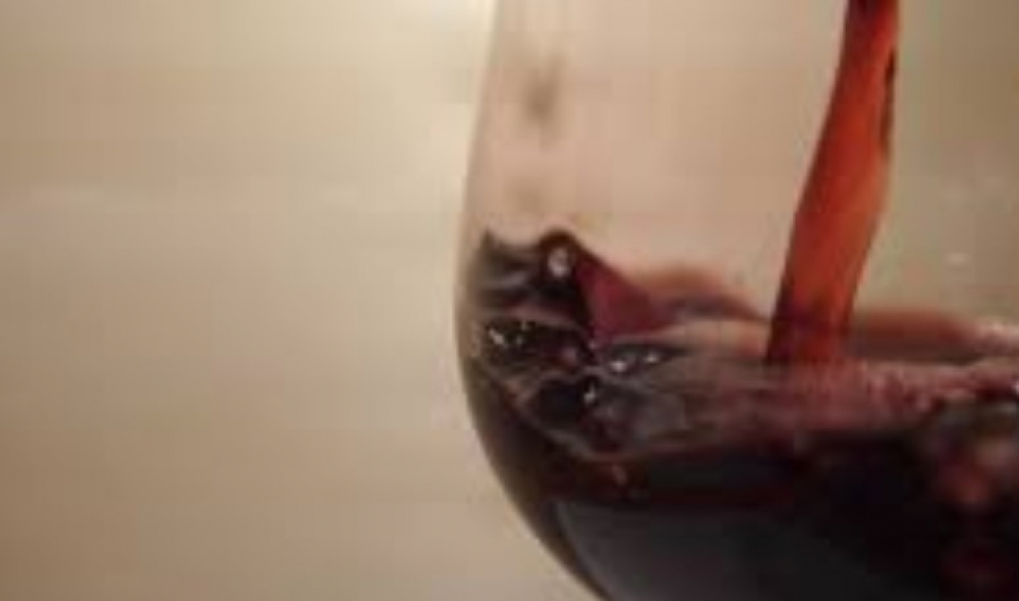 La quercitina del vino provoca il mal di testa
