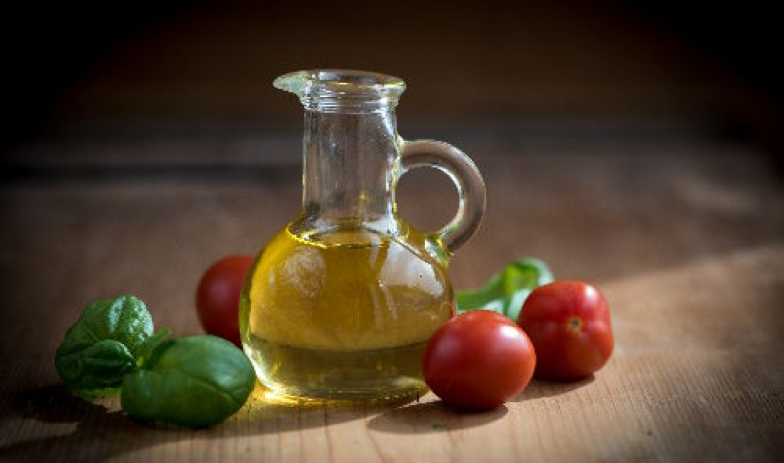 Un cucchiaio di olio extra vergine di oliva al giorno per controllare la pressione sanguigna