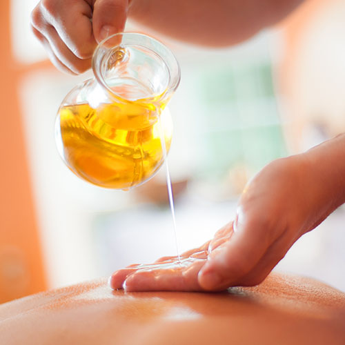 L'extra vergine d'oliva per la preparazione di un olio da massaggio